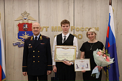 Министр внутренних дел России Владимир Колокольцев отметил наградой 17-летнего москвича Романа Ефимова, который задержал на Курском вокзале вандала и удерживал его до прибытия полиции