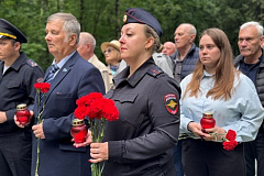 Минута молчания и вечная память: сотрудники полиции ЗАО приняли участие в патриотической акции «Свеча памяти»